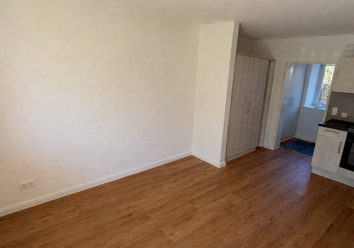 Wohnzimmer mit Einbauschränken