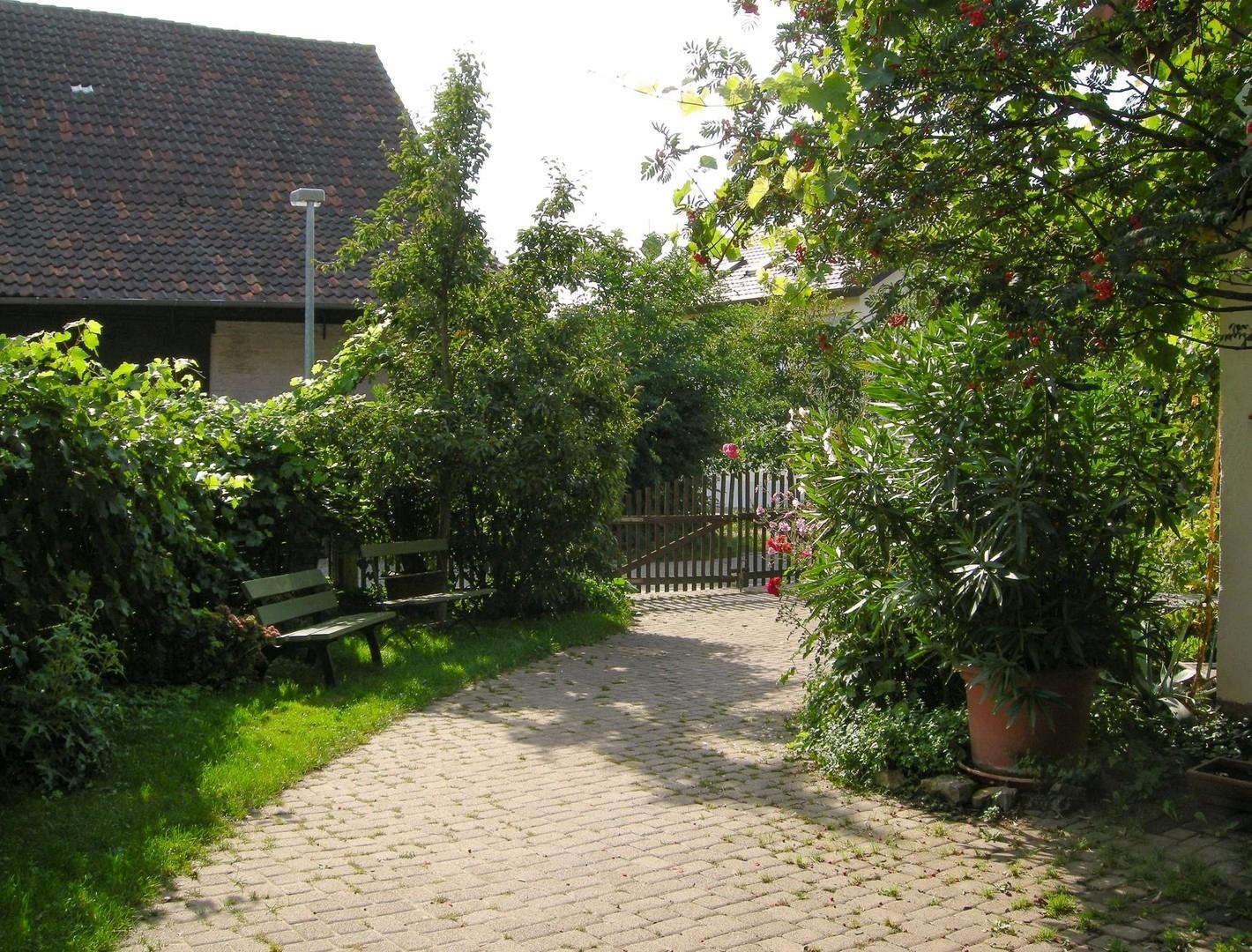 Hof und Stellplätze