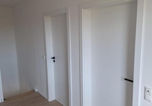 Obergeschoß weiße neue Türen 