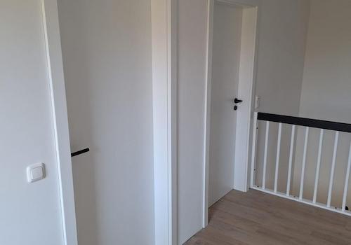 Obergeschoß weiße neue Türen 