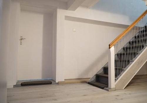 Treppe und Tür richtung Bad