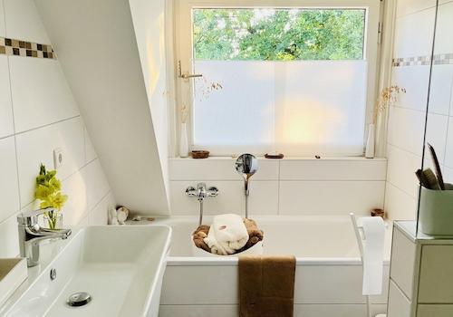 Bad - Badewanne und Fenster