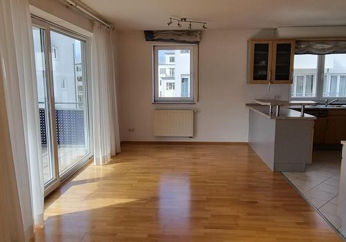 EZ, Balkontüre, offene Küche