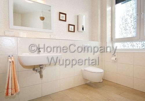 Waschtisch und Hänge-WC