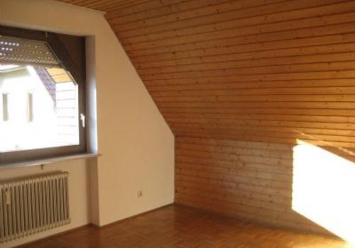 Bild 4 Zimmer mit Dachschräge und Holzverschalung