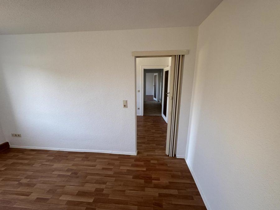 18 Blick aus SZ über WOKÜ Flur in WoZi Zwenkau C16_7332