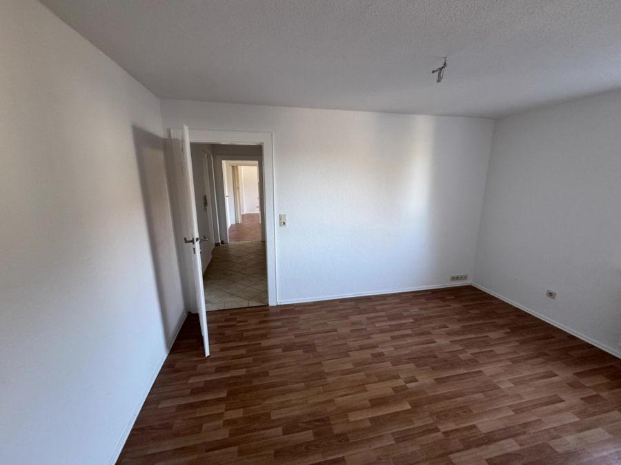 19 Blick aus WoZi über Flur, Kü in SZ Zwenkau C16_7333