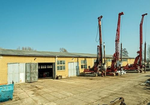 Freigelände mit Halle