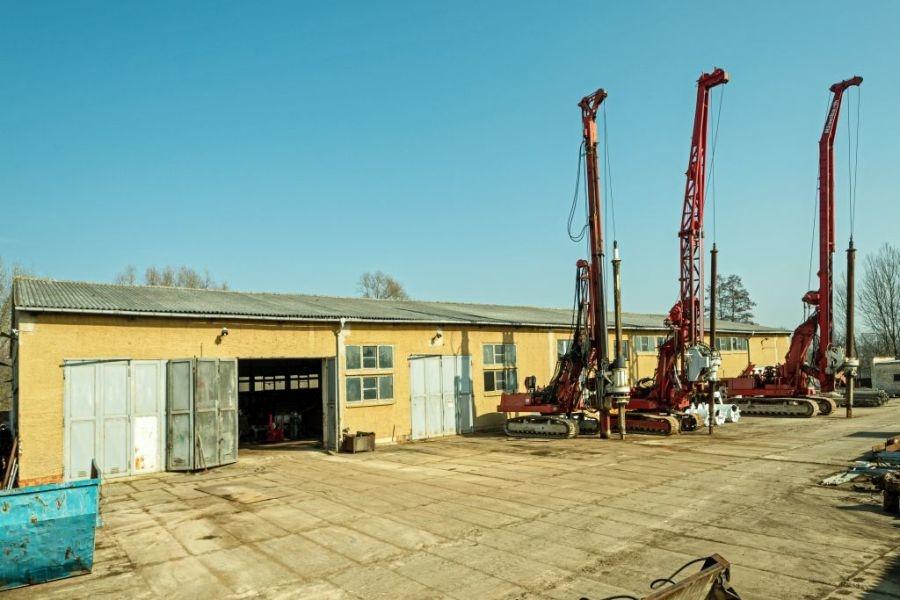 Freigelände mit Halle