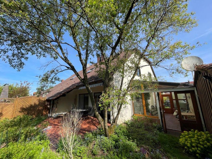 Hausansicht mit Wintergarten