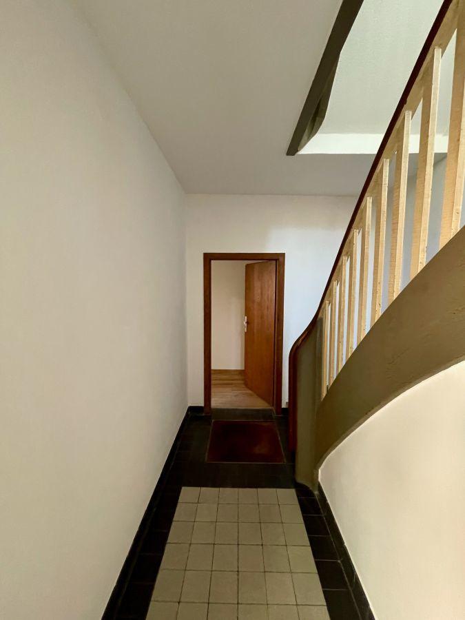 Treppenhaus mit Wohnungstür