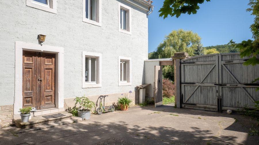 Hof-Haustür-Tor-Vorgarten-Blauberg