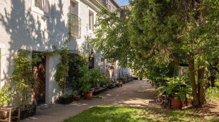 Hof-TürMaisonettewohnung-Richtung Tor-Blauberg_1