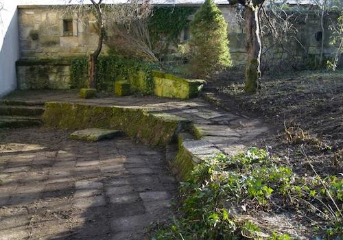 Gartenmauer mit terassierten Sitzbereichen