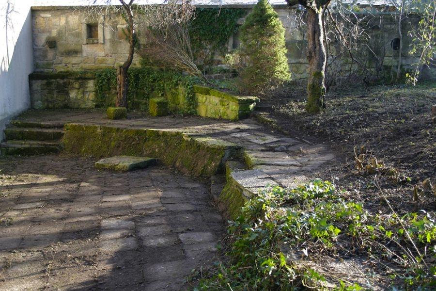 Gartenmauer mit terassierten Sitzbereichen