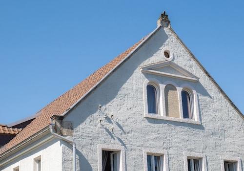 Ostgiebel mit Inschrift-Tafel