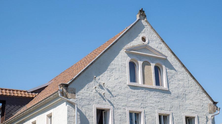 Ostgiebel mit Inschrift-Tafel