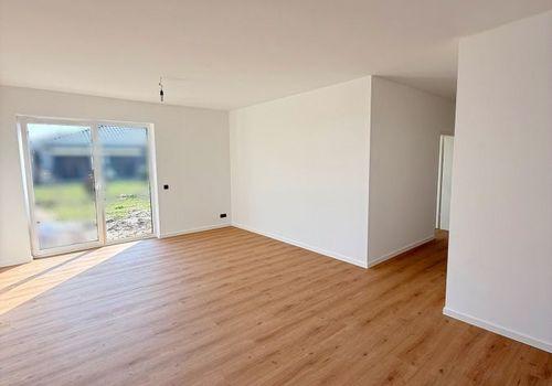 Wohnzimmer mit Zugang zur Terrasse