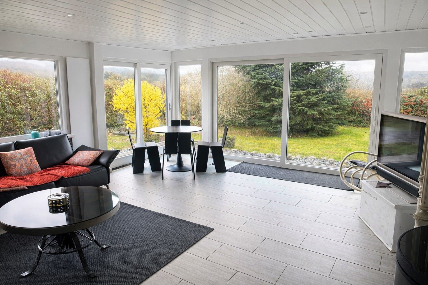 Wohnzimmer mit Blick in den G