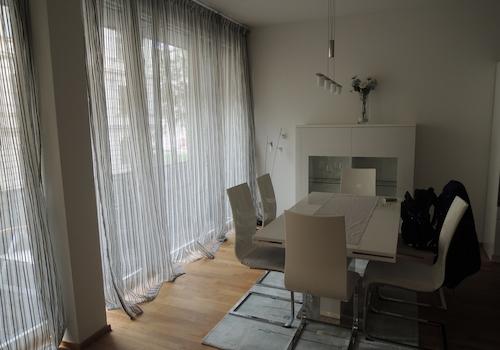 Wohnzimmer mit offener Küche