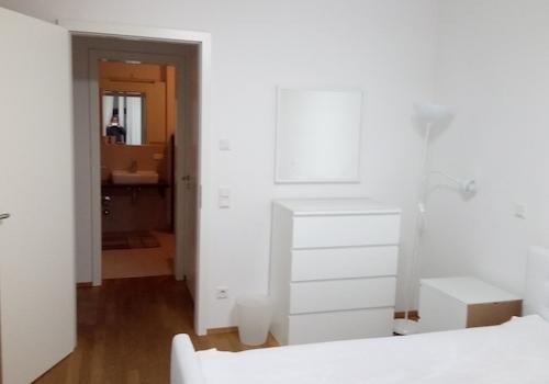 Schlafzimmer mit Blick ins Bad