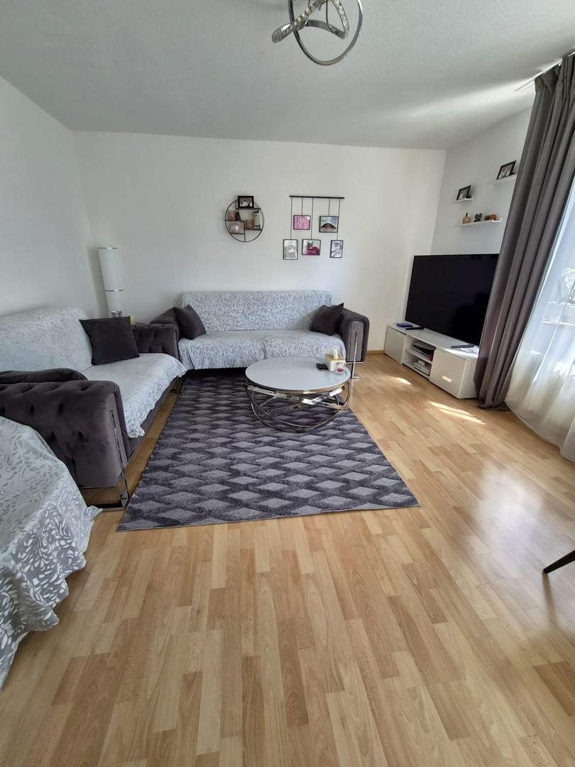 Großzügiges Wohnzimmer 20m²