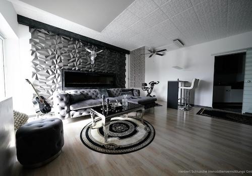 Wohnzimmer (mit Balkonzugang)