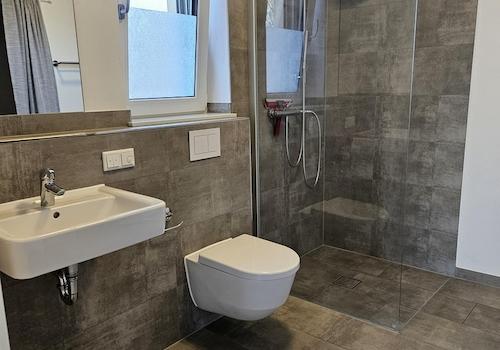 Badezimmer mit RegenduscheAb