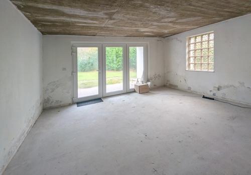 Raum im Erdgeschoss mit Terrassenzugang