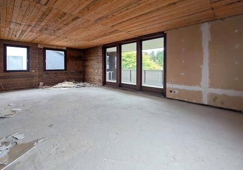 Wohn- Esszimmmer mit Küchenanschlüssen und Zugang zum Balkon im 1. Obergeschoss