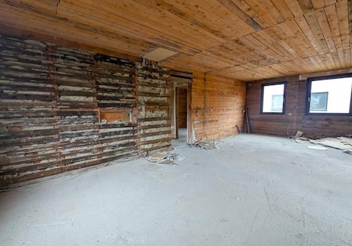 Wohn- Esszimmmer mit Küchenanschlüssen und Zugang zum Balkon im 1. Obergeschoss