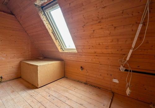 Raum mit Wasser- Abwasseranschlüssen im Dachgeschoss