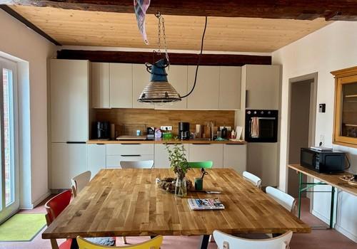 Gemeinsame Küche und Esstisch