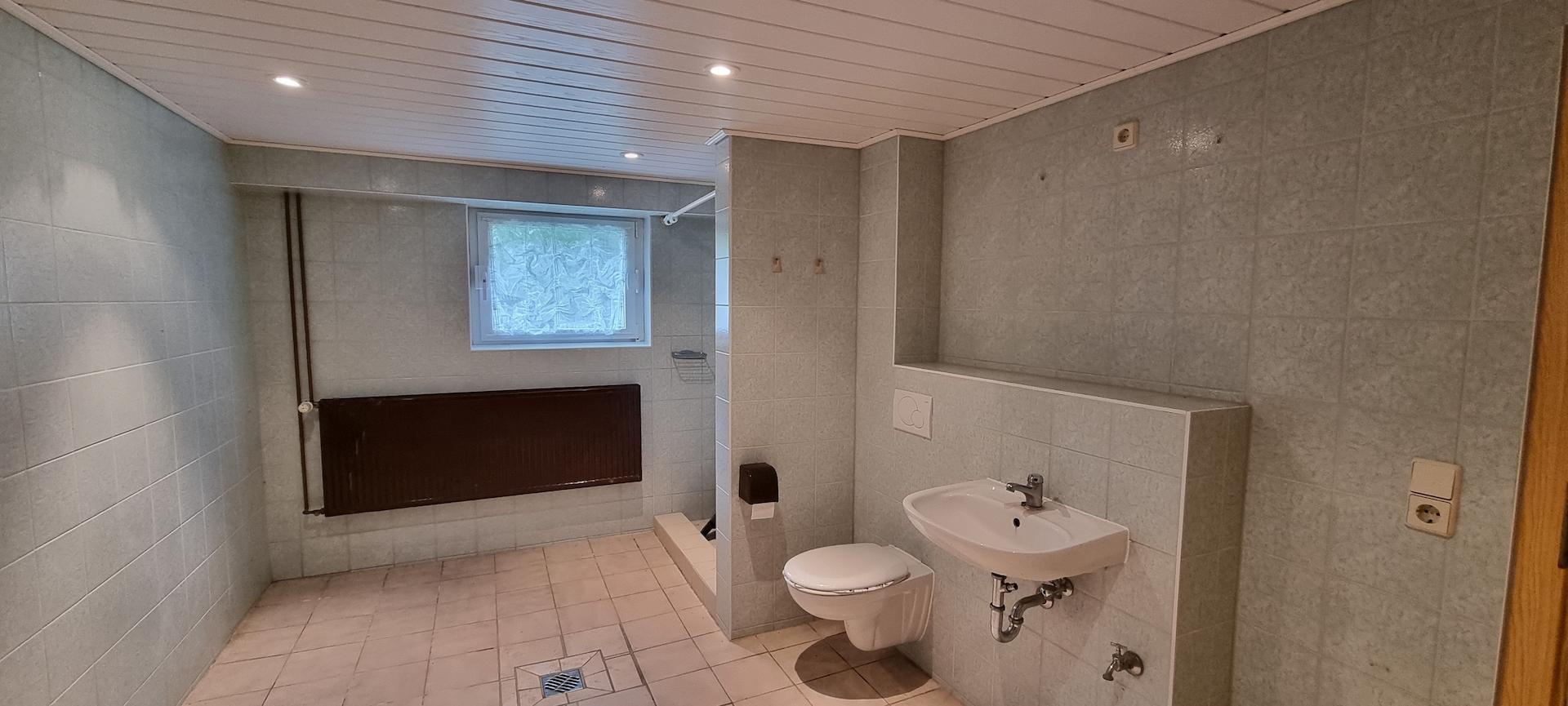 Bad mit Dusche (unten)