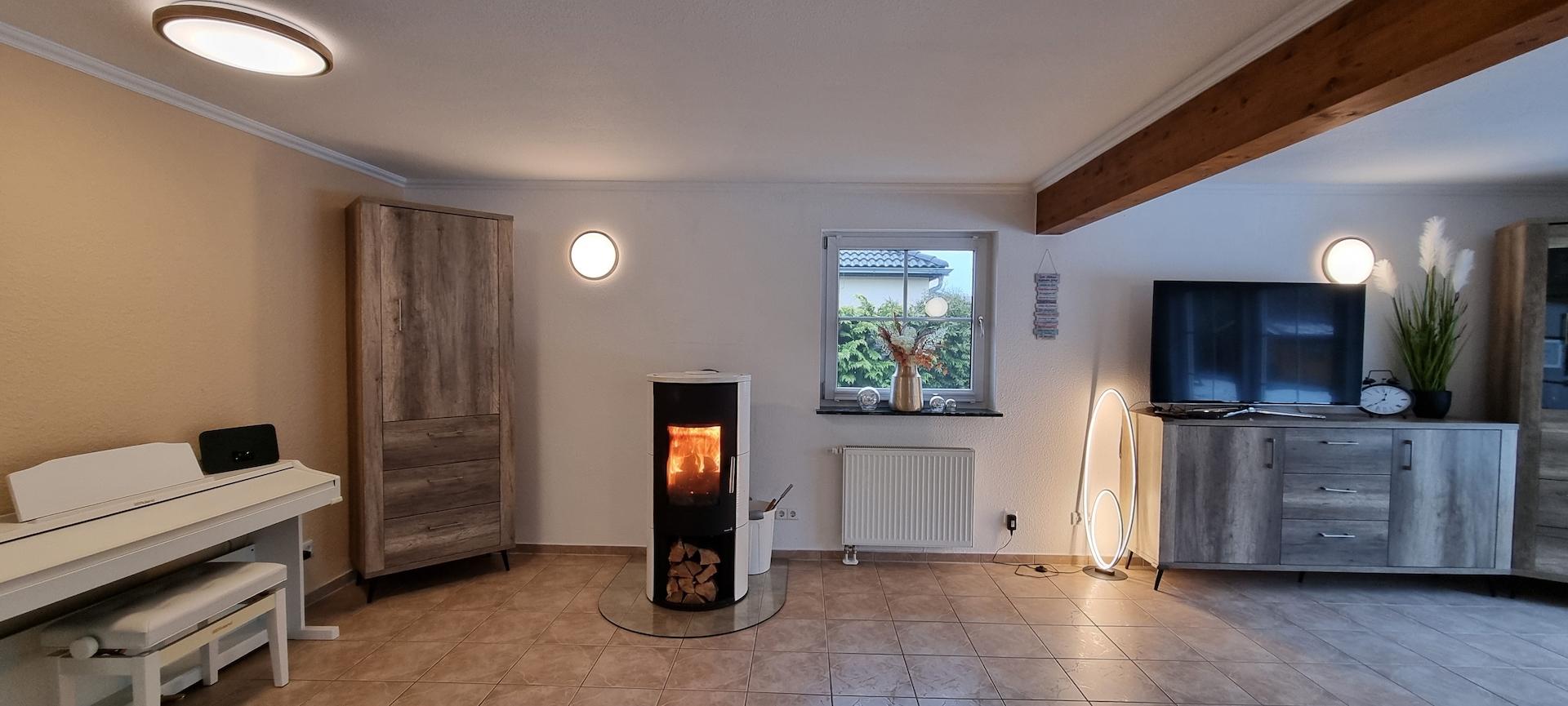 Wohnzimmer mit Kamin