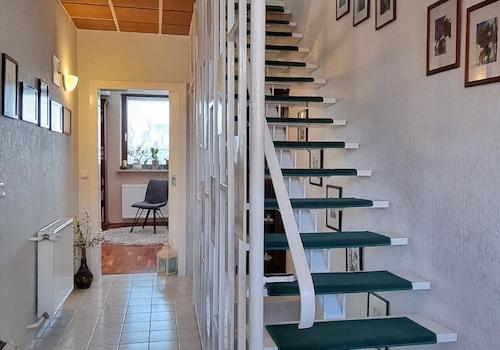 Blick zum OG und Richtung Wohnzimmer