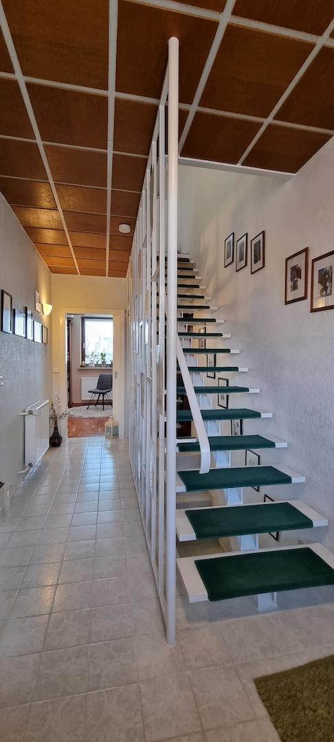 Blick zum OG und Richtung Wohnzimmer