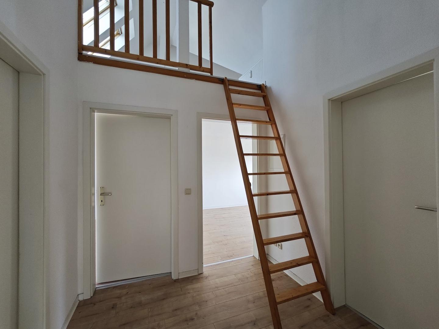 Flur mit Treppe zur Galerie