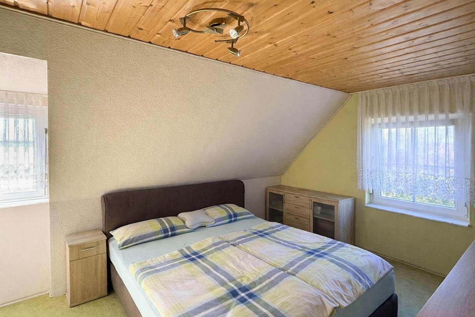 Schlafzimmer 1