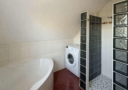 Badezimmer mit Wanne u. Dusche