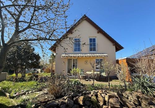 Blick auf Haus und Garten