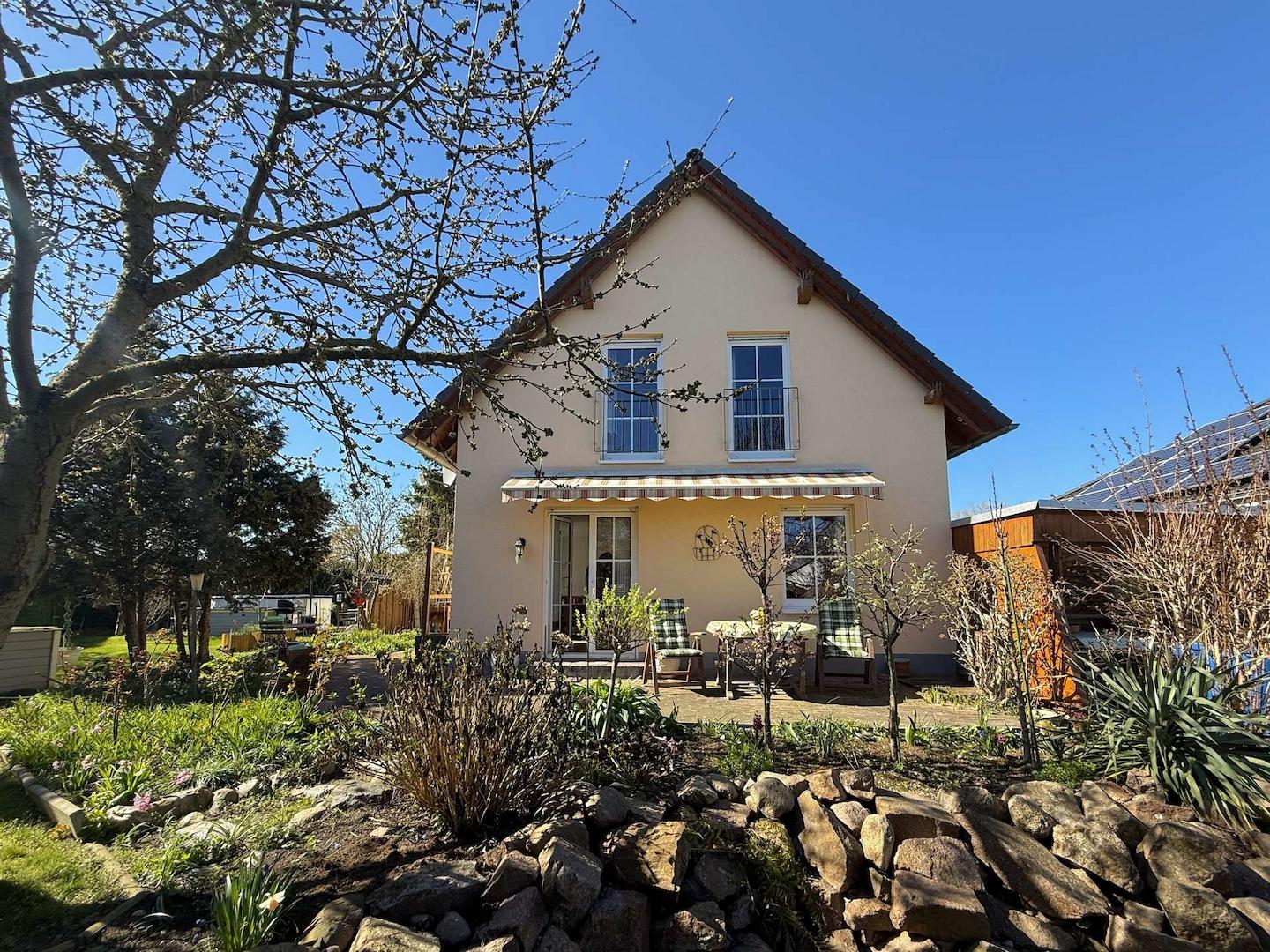 Blick auf Haus und Garten