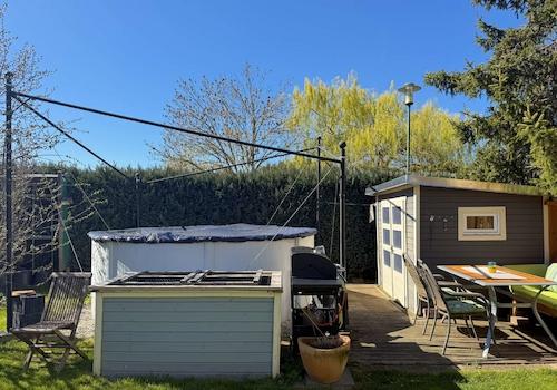 Aufstellpool und Gartenhaus