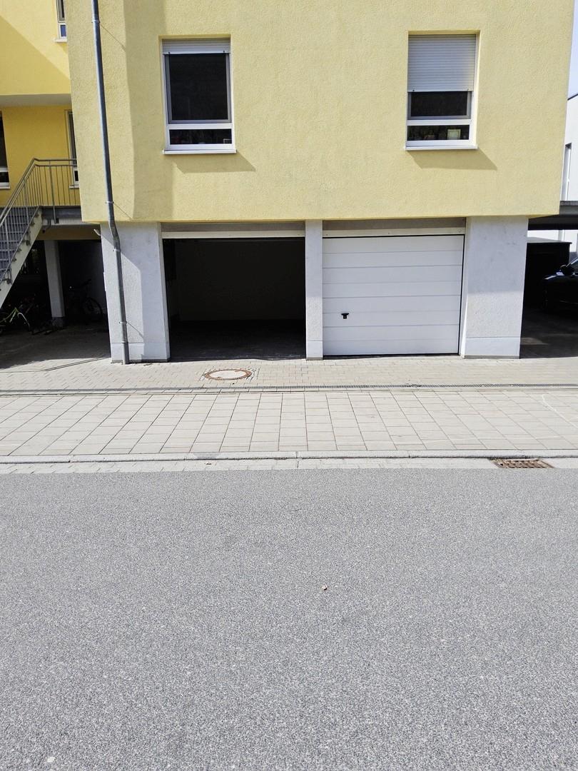 Garage li. direkt am Eingang
