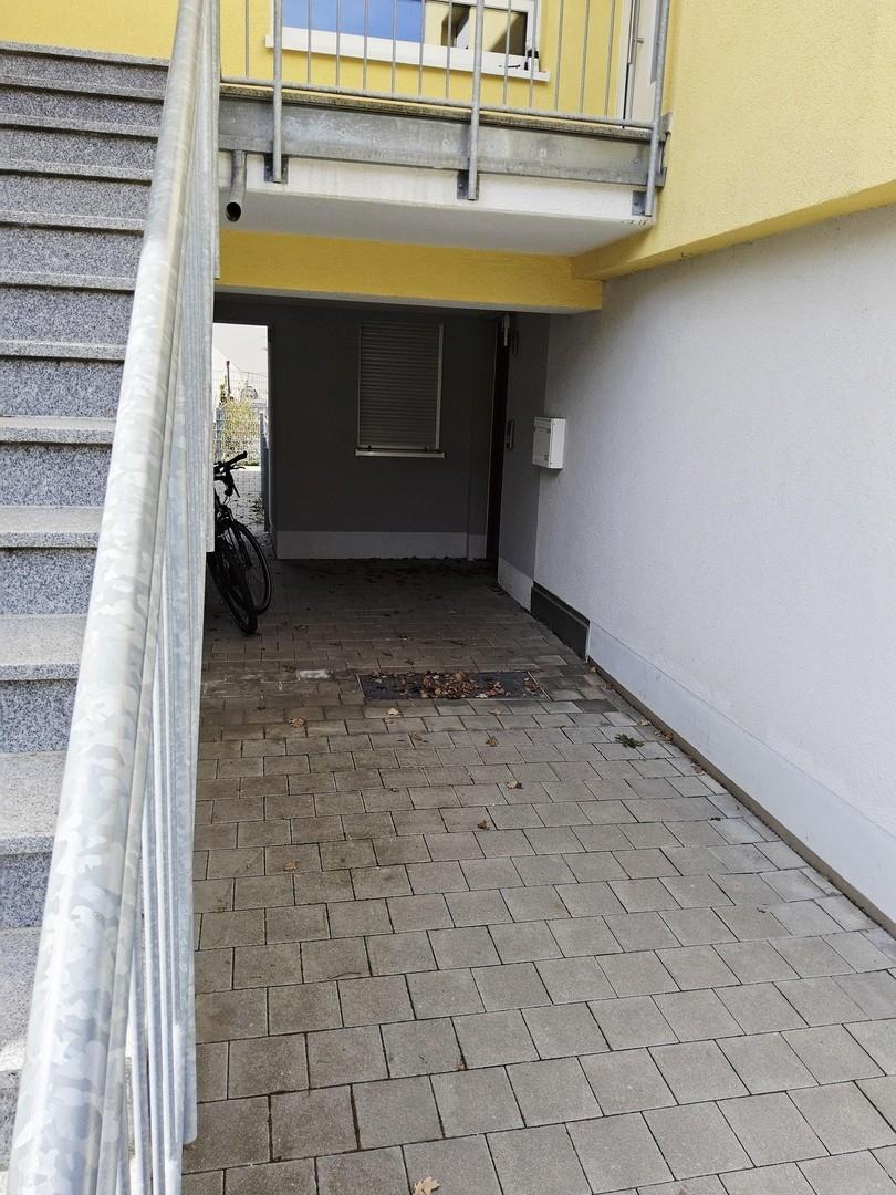 Eingang überdacht unten rechts