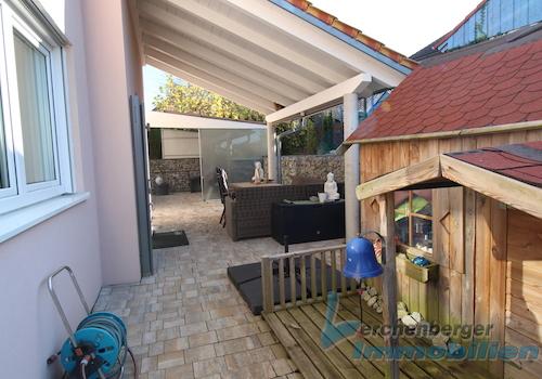Terrasse mit Outdoor-Küche