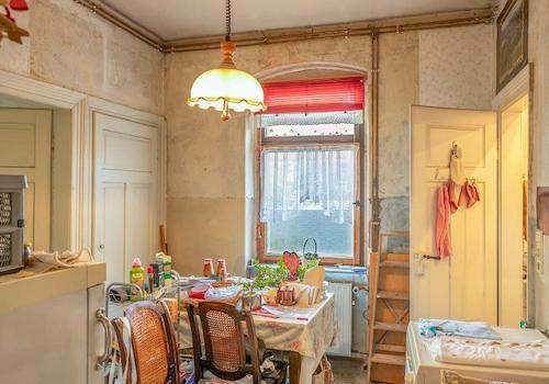 Küche mit Wandschrank