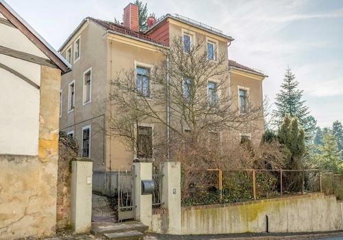 Seitenansicht mit Eingangstor