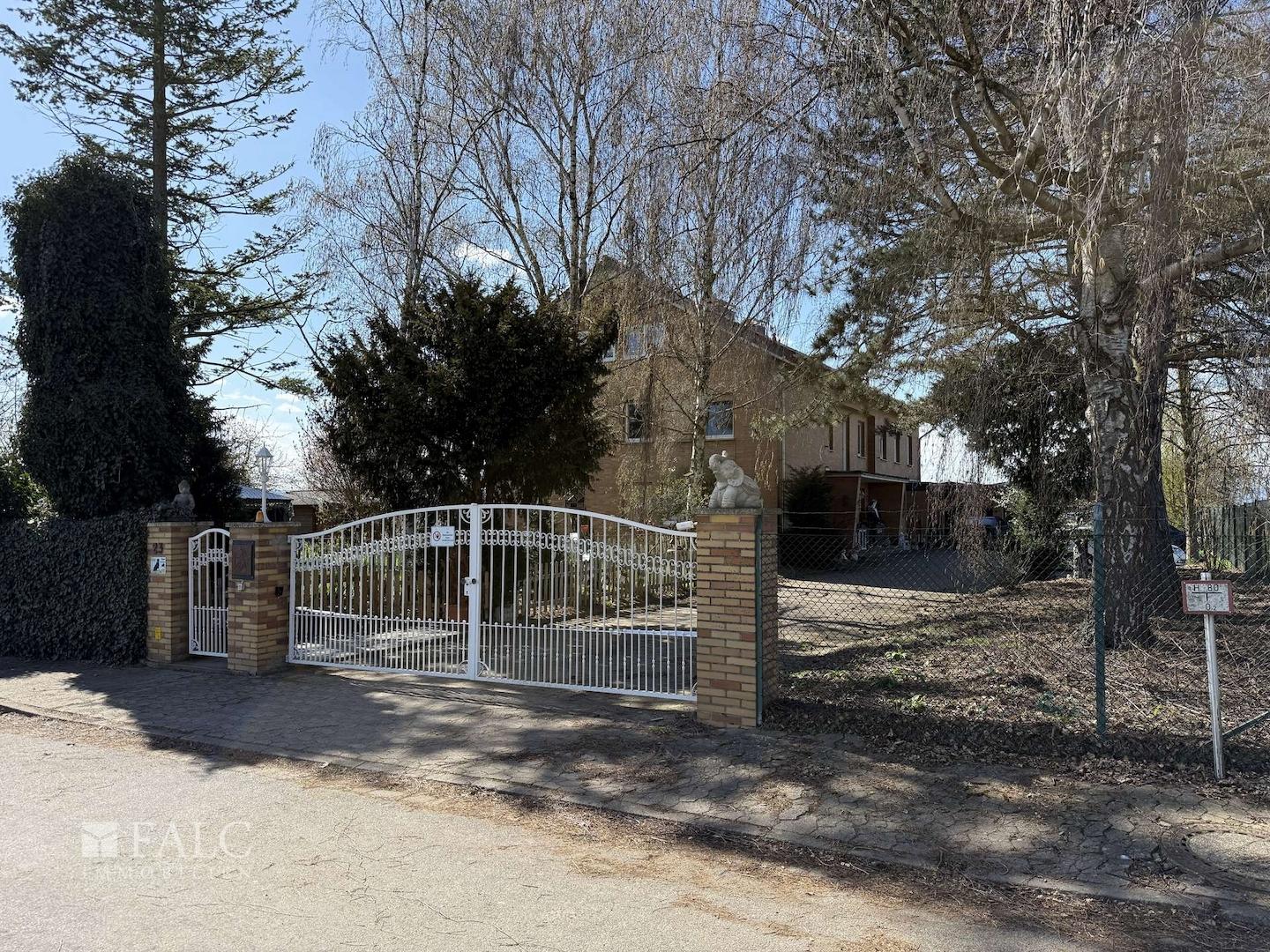 Einfahrt Mehrfamilienhaus