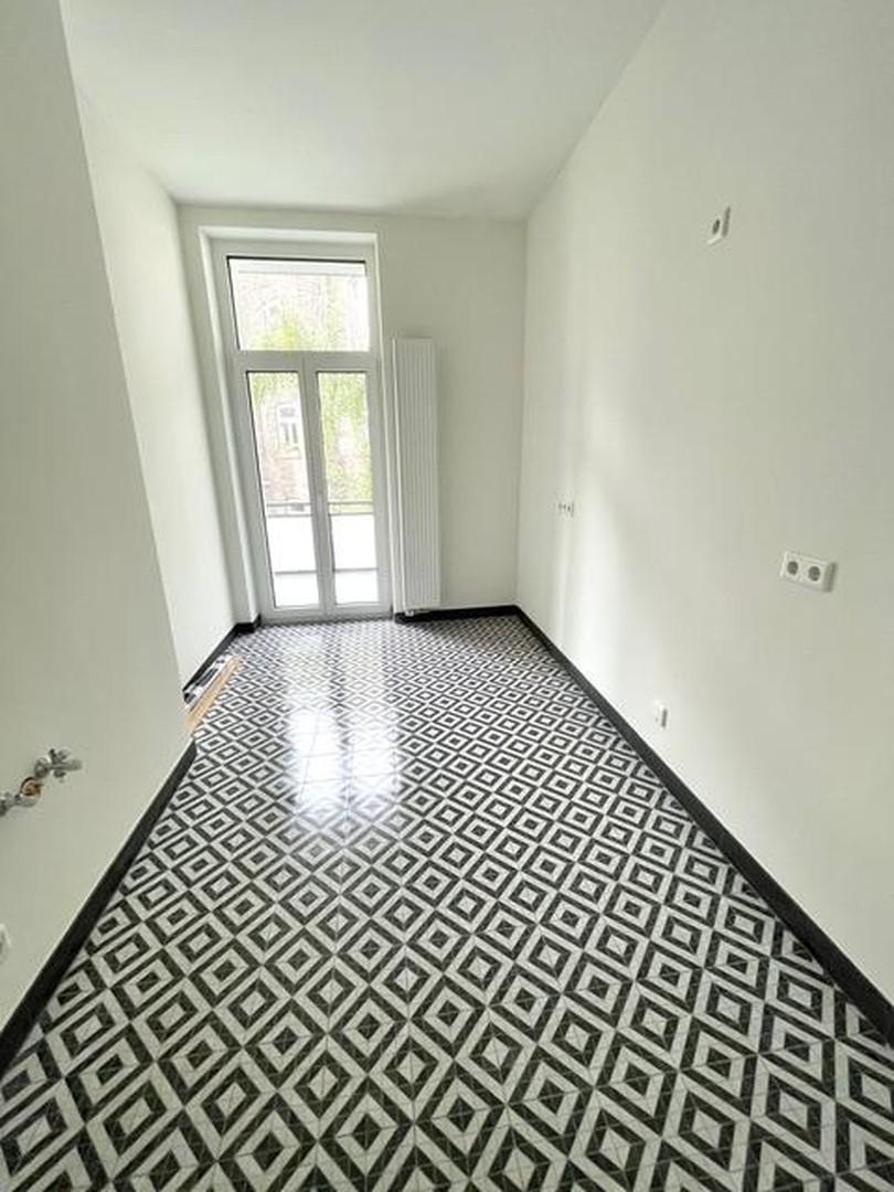 Küche m. Zugang zum Balkon